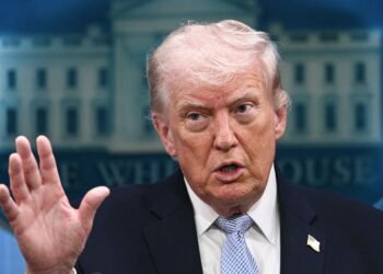 Зачем Трамп начал задабривать Путина и атаковать Зеленского, — объяснение источников