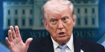 Зачем Трамп начал задабривать Путина и атаковать Зеленского, — объяснение источников